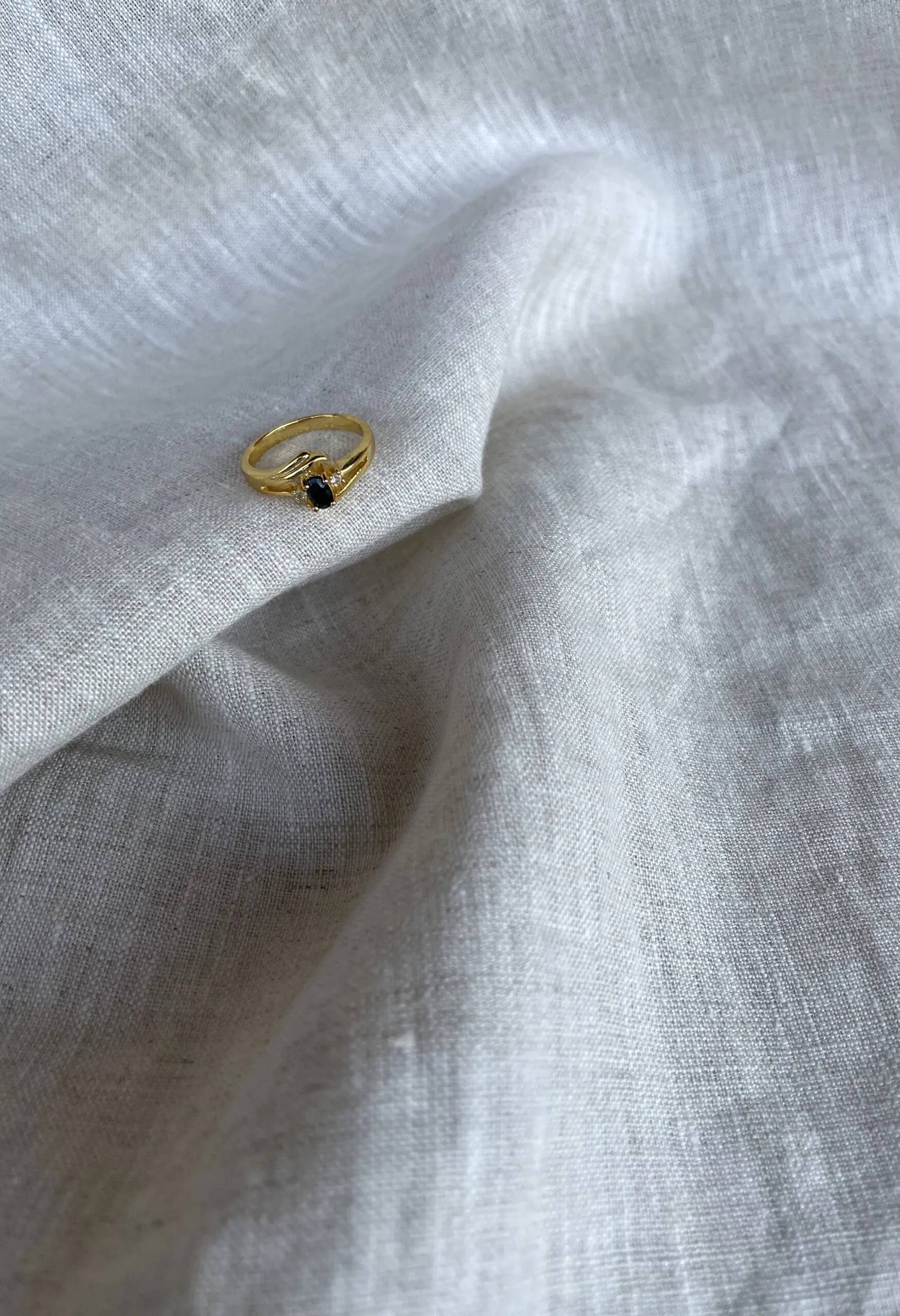 Anello twist con pietra centrale blu notte vintage anni ’80